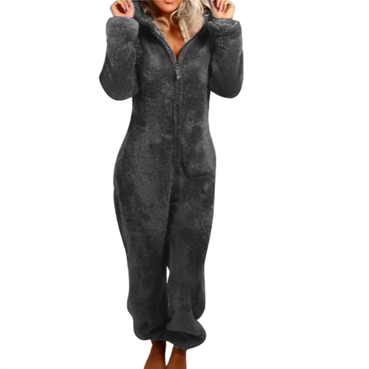 Kvinde i mørkegrå fleece jumpsuit med hætte