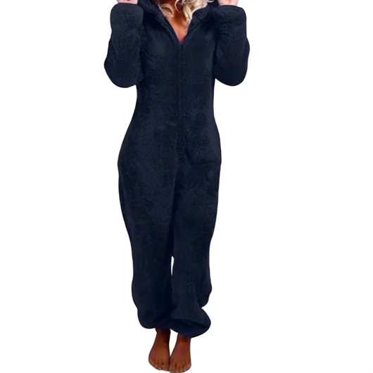Kvinde i marineblå fleece jumpsuit med hætte