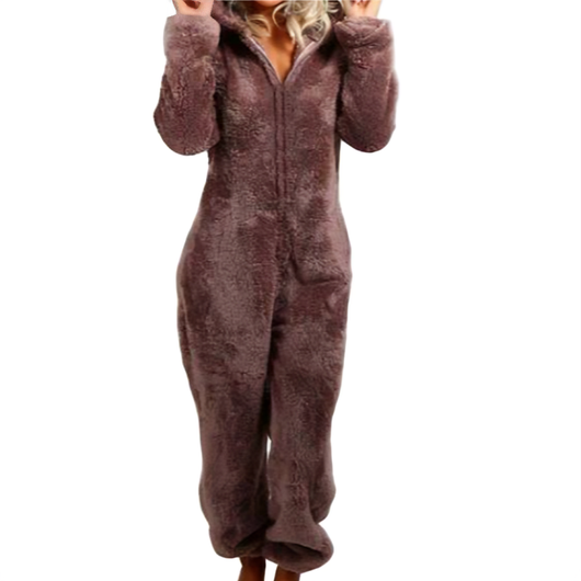 Kvinde i brun fleece jumpsuit med hætte