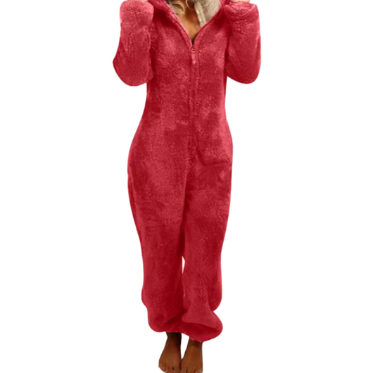 Kvinde i rød fleece jumpsuit med hætte