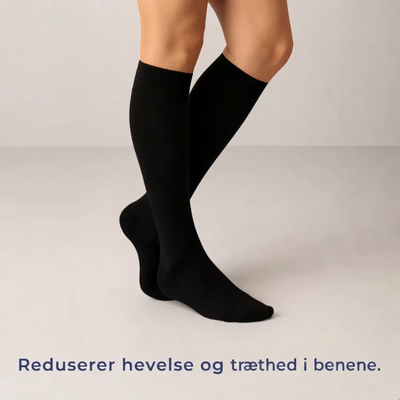 Sorte, knæhøje kompressionsstrømper på ben med teksten »Mindsker hævelse og træthed i benene«