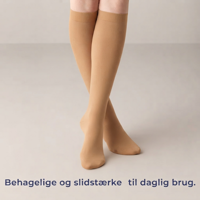 Beige knælange kompressionsstrømper med teksten »Behagelige og slidstærke til daglig brug«