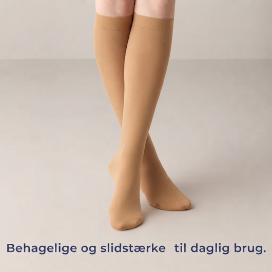 Beige knælange kompressionsstrømper med teksten »Behagelige og slidstærke til daglig brug«