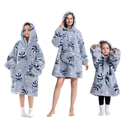 Grå oversized hoodie med vaskebjørnmønster til voksen og barn