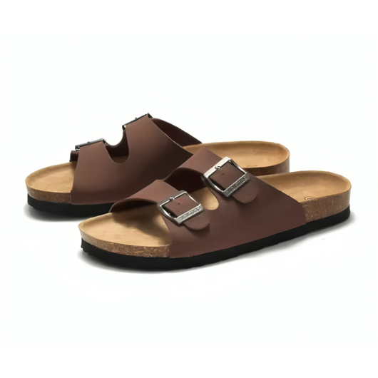 Brune sandaler med korksoler, dobbelte justerbare remme og metalspænder på hvid baggrund
