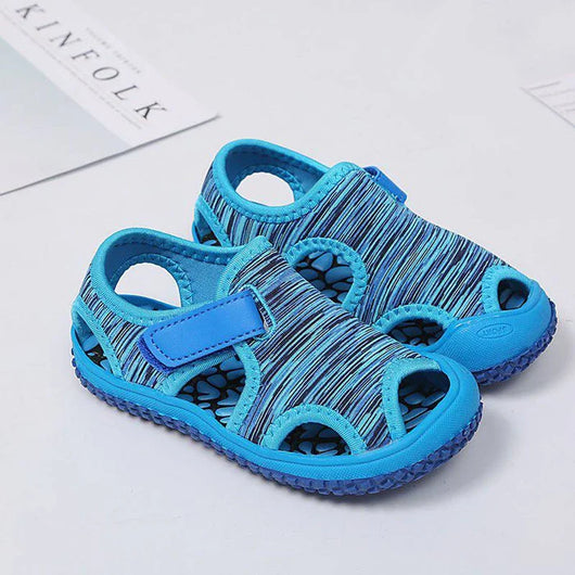 Blå børnesandaler med velcro, set ovenfra