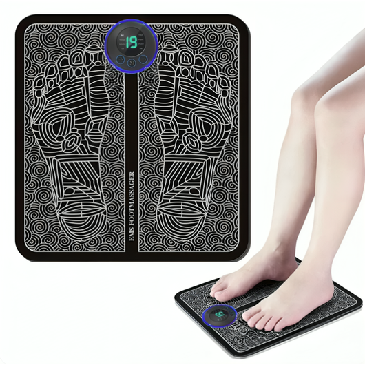 Elektrisk fodmassagemåtte med EMS – sort massagemåtte med digitalt display og 19 intensitetsniveauer, vist med fødderne placeret på måtten