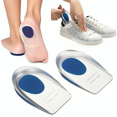 Hælindlæg til hælspore og smerter i hælen – gennemsigtige silikone-gel-hælindlæg med blå gelpude placeret i en hvid sneaker og på foden