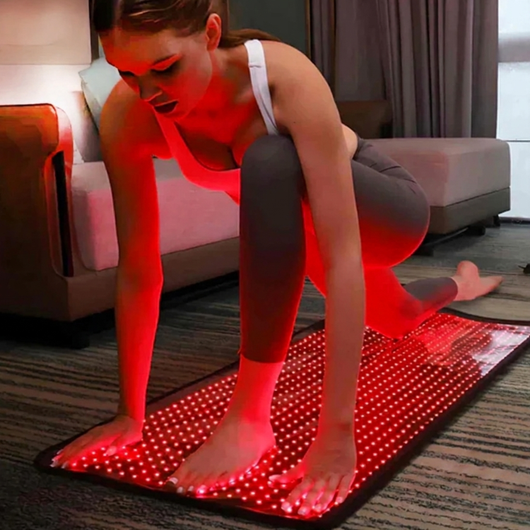 NordCura LightMat™ – fleksibel rødlys-måtte med 360 infrarøde LED-dioder på 660 nm og 850 nm til restitution og afslapning af hele kroppen