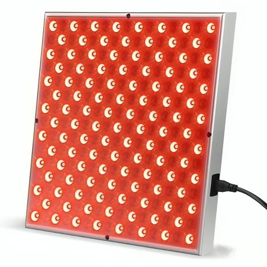 NordCura™ LightPanel 225 – LED-panel til rødlysbehandling med 225 dioder, 660 nm og 850 nm infrarød lysbehandling. Aluminiumpanel på 31×31 cm med strømkabel, ophængssæt og øjenbeskyttelse. Professionel rødlysbehandling derhjemme.
