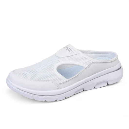 Slip-on sko i hvid mesh med hvid sål, set fra siden med åben hæl