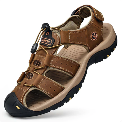 Brun læder-sandal med dækket tåparti og justerbare stropper, diagonalt visningsvinkel