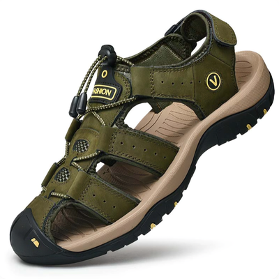 Olivengrøn sandal med dækket tåparti og beige sål, diagonalt visningsvinkel