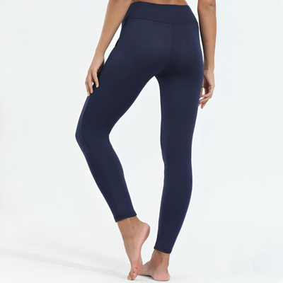 Kvinde set bagfra iført marineblå leggings med høj talje