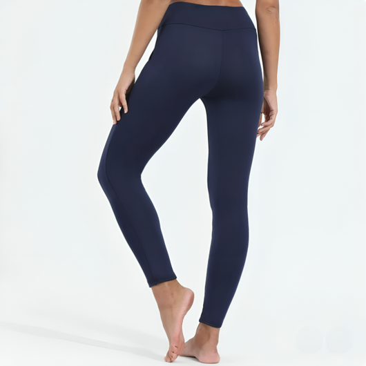Kvinde set bagfra iført marineblå leggings med høj talje