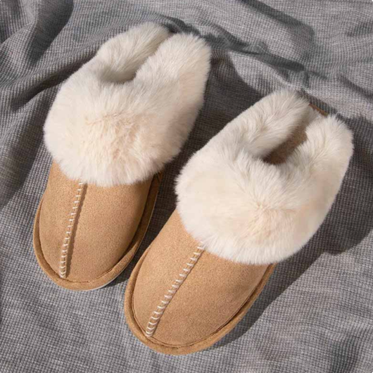 Nærbillede af varmforede hjemmesko i beige med tykt kunstpels